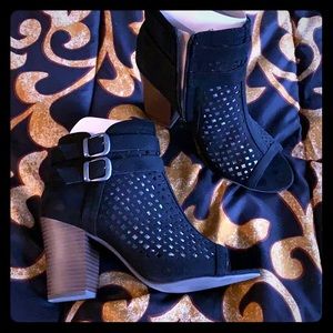 Black Ladies Shoe Boot. Size 8.5